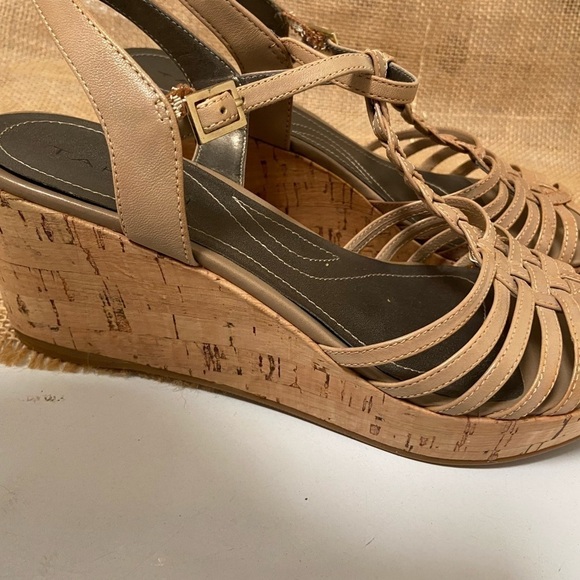 Tahari size 7.5 sandals women's w cork soles $50 - Picture 3 of 5